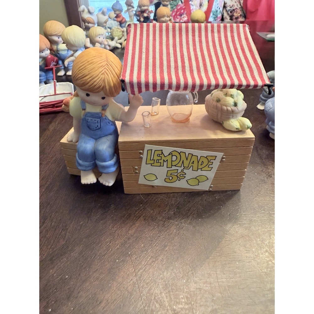 Enesco Country Cousins Katie with Lemonade stand